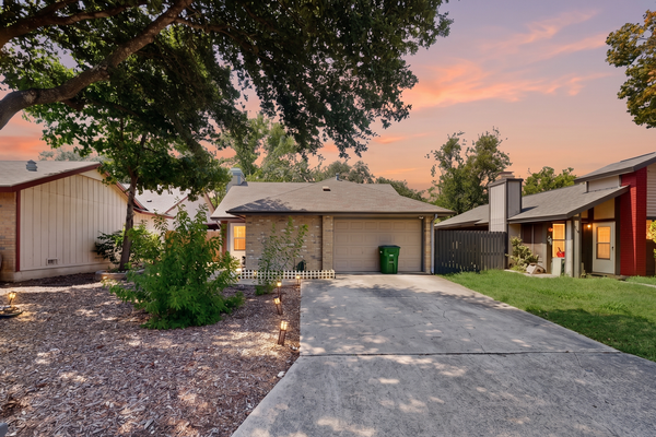 Cozy Home | Pool Table & 2 Arcade Games | Enclosed Backyard