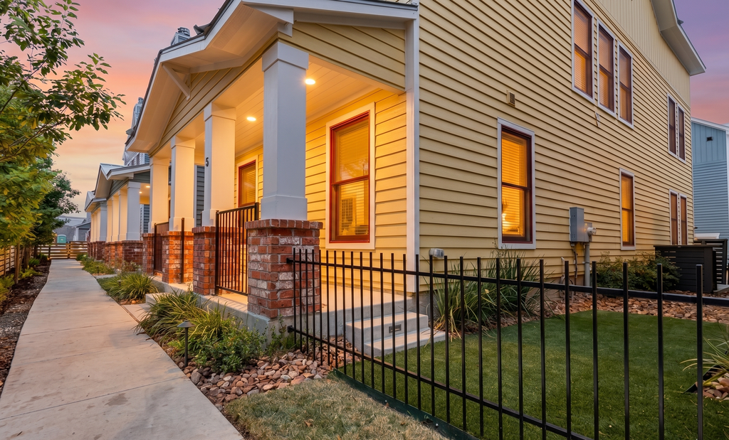 Downtown home with WiFi, central AC, furnished rooftop deck, and full kitchen