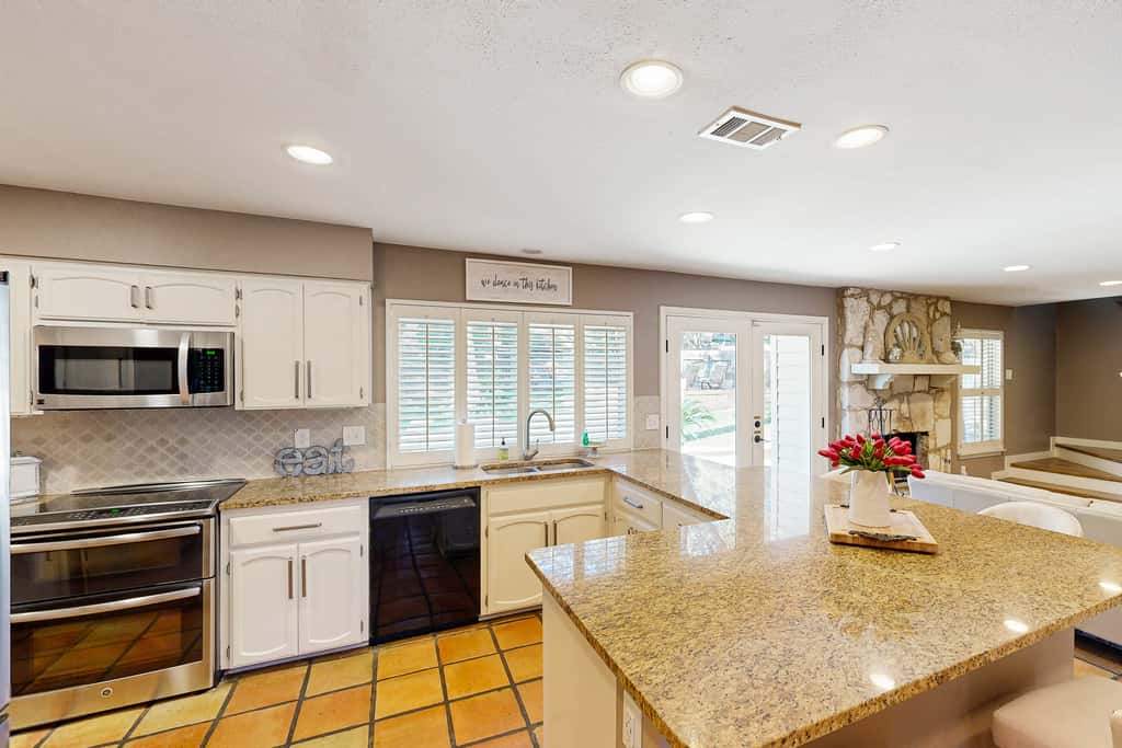 Three King Beds, Private Pool And Dog Friendly