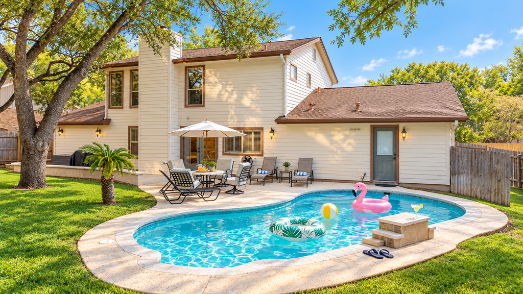 Three King Beds, Private Pool And Dog Friendly