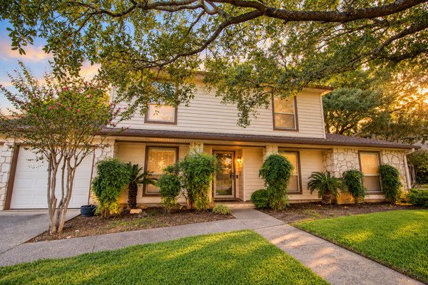 Dog-friendly chic home w/private outdoor pool, gas grill, & enclosed backyard