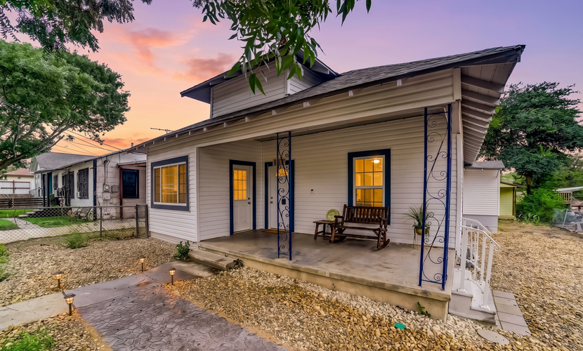 Roomy, modern farmhouse escape in the heart of downtown with central AC & heat