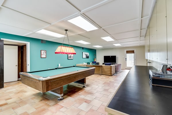 Historic charmer with a pool, gardens, gym, & game room- dogs ok