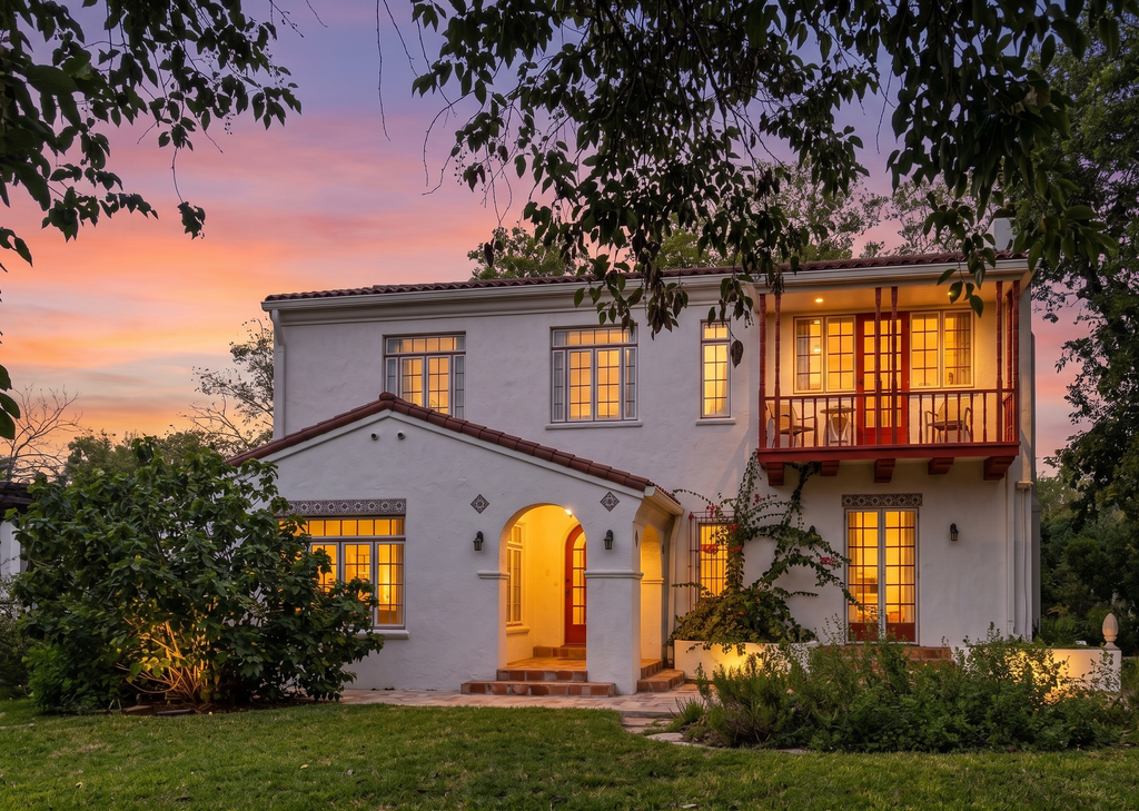 Historic charmer with a pool, gardens, gym, &  game room- dogs ok