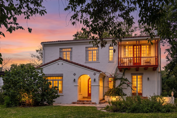 Historic charmer with a pool, gardens, gym, & game room- dogs ok