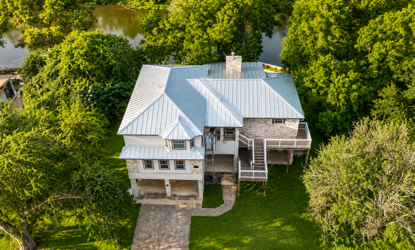 Riverfront retreat w/ wraparound deck, Movie Room, Firepit