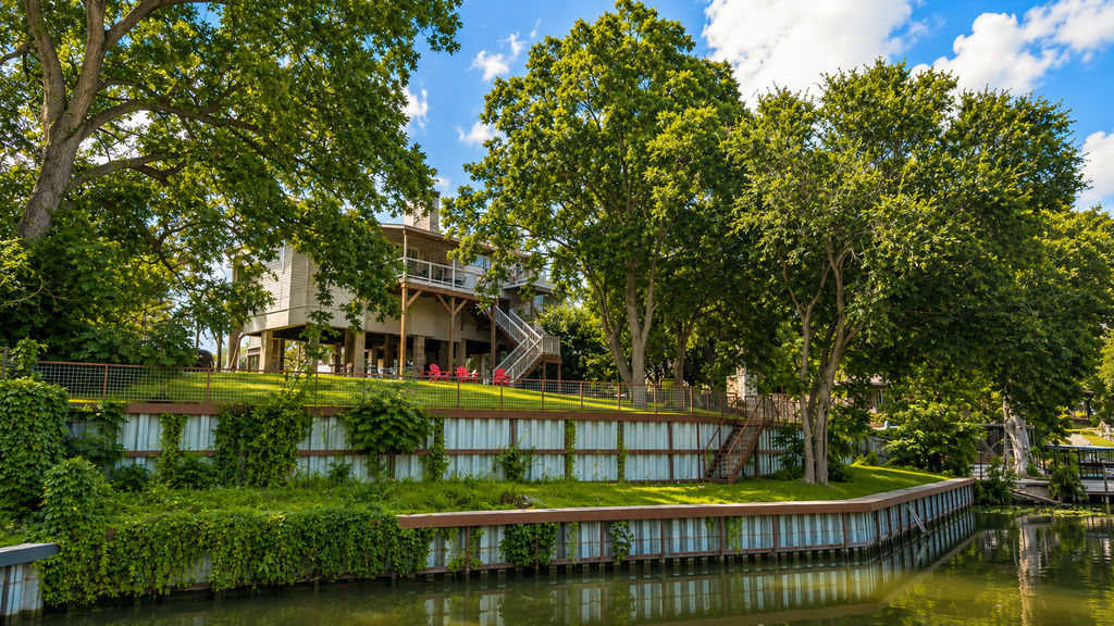 Riverfront retreat w/ wraparound deck, Movie Room, Firepit