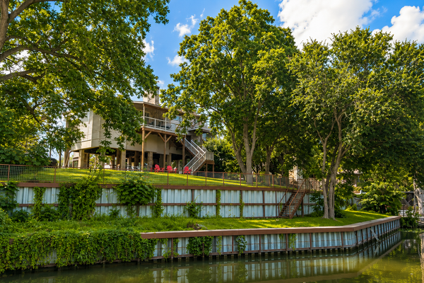 Riverfront retreat w/ wraparound deck, Movie Room, Firepit