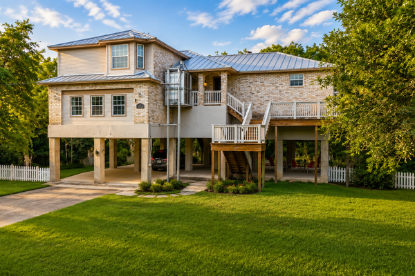 Riverfront retreat w/ wraparound deck, Movie Room, Firepit