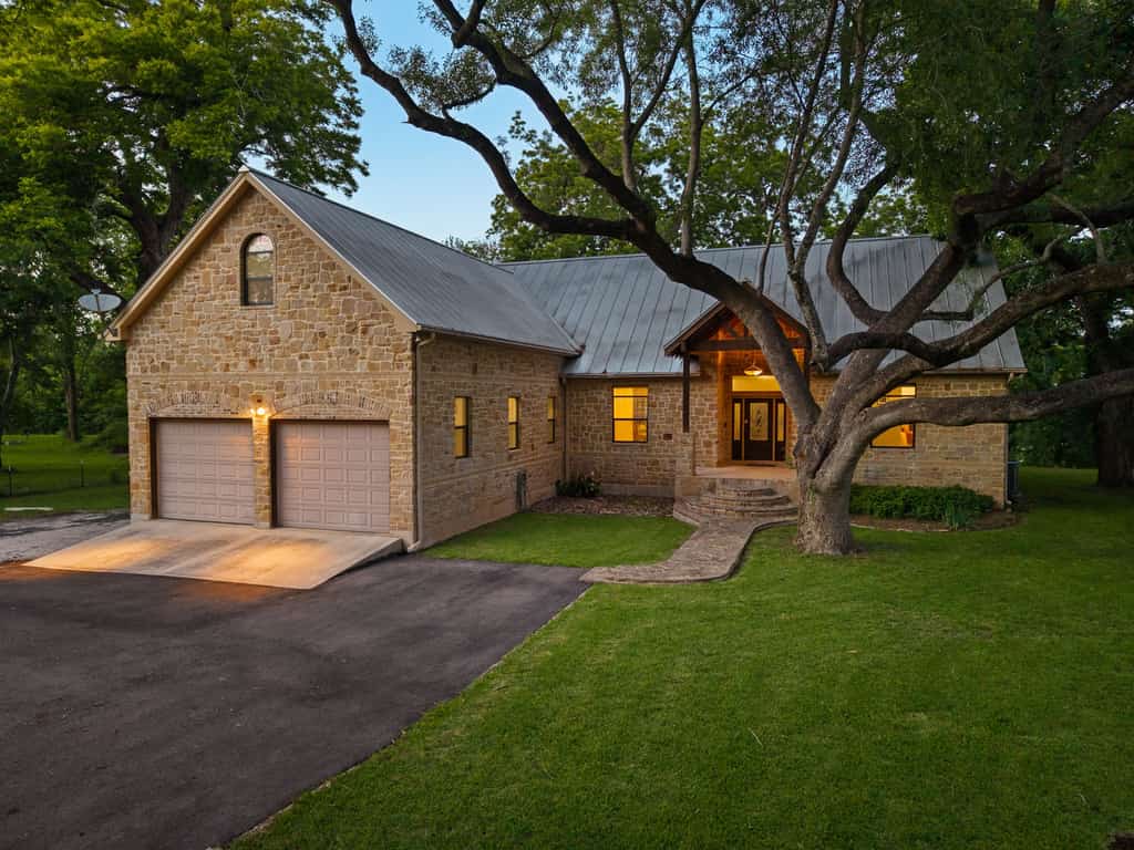 Riverfront home on Lake Seguin with dock, kayaks, beautiful views & air hockey