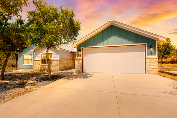 Tanglewood Retreat | Updated house in Spring Branch with a large yard