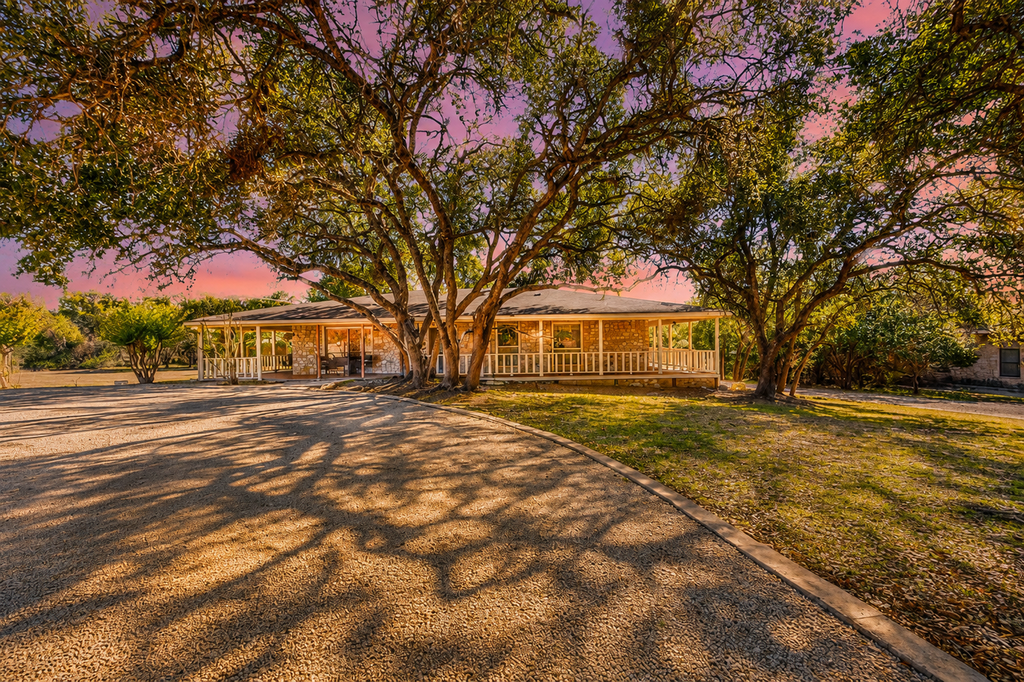 Serene property with two living spaces and large outdoor space - dog-friendly