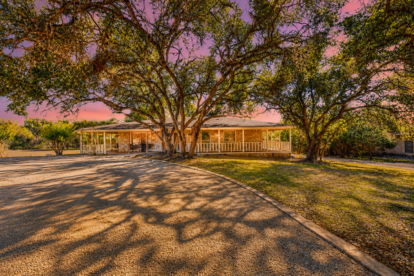 Serene property with two living spaces and large outdoor space - dog-friendly