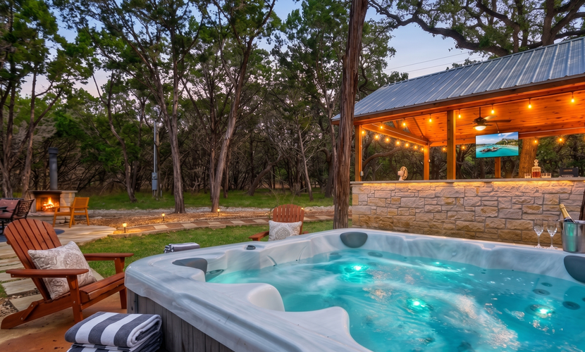 Modern Hill Country house w/kitchen, private pool/hot tub & great outdoor space