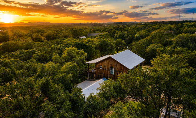 Modern Hill Country house w/kitchen, private pool/hot tub & great outdoor space