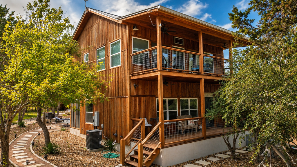 Modern Hill Country house w/kitchen, private pool/hot tub & great outdoor space