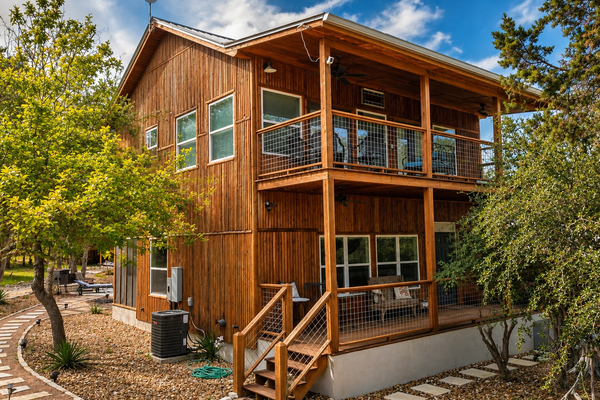 Modern Hill Country house w/kitchen, private pool/hot tub & great outdoor space