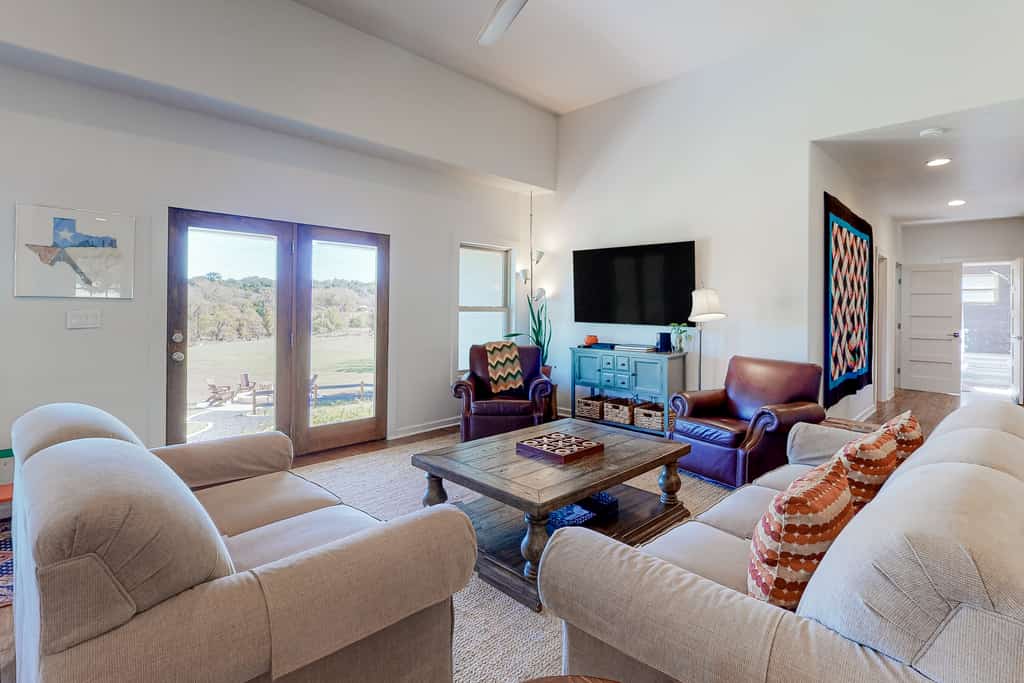 Riverfront family home with large yard, gas grill & outdoor dining area