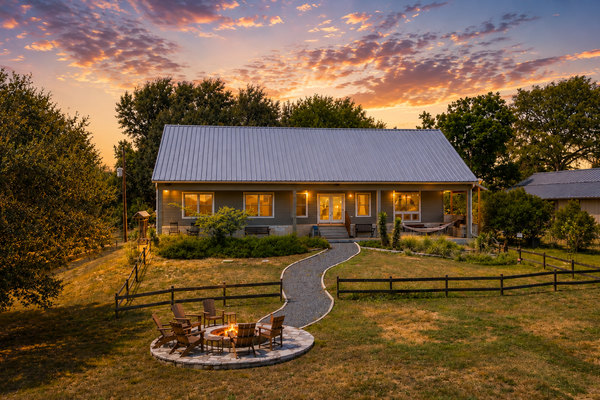 Riverfront family home with large yard, gas grill & outdoor dining area