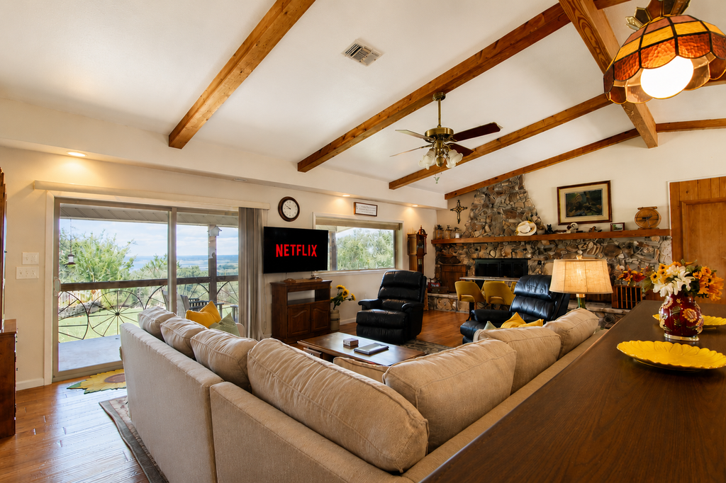 Cozy 3BR in Canyon Lake | Grill | Private Backyard and Winter Texan Friendly