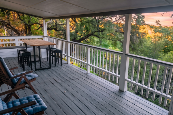 Dog-friendly home w/ private deck/enclosed yard/office space - close to lake
