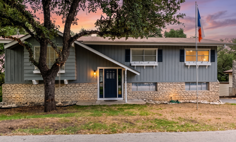 Dog-friendly home w/ private deck/enclosed yard/office space - close to lake