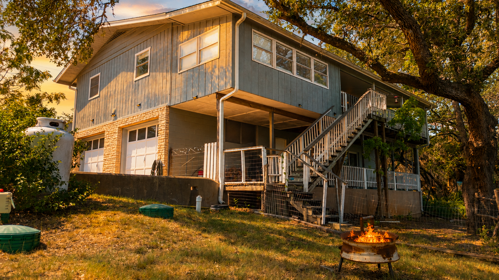 Dog-friendly home w/ private deck/enclosed yard/office space - close to lake