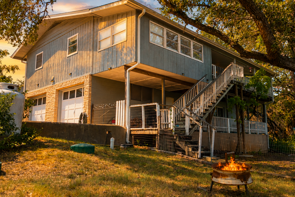 Dog-friendly home w/ private deck/enclosed yard/office space - close to lake