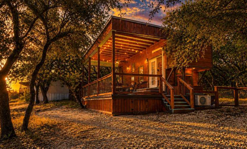 Vibrant Tiny Home with High-Speed WiFi, Full Kitchen, and Expansive Outdoor Area