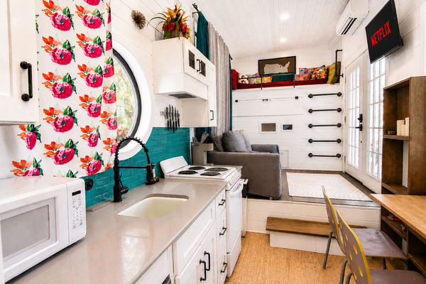 Vibrant Tiny Home with High-Speed WiFi, Full Kitchen, and Expansive Outdoor Area