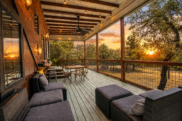 Vibrant Tiny Home with High-Speed WiFi, Full Kitchen, and Expansive Outdoor Area