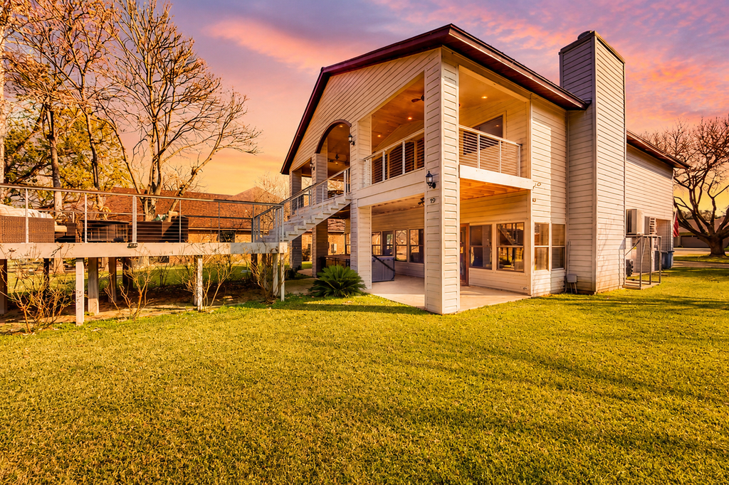 Luxury Lakeside Stunner