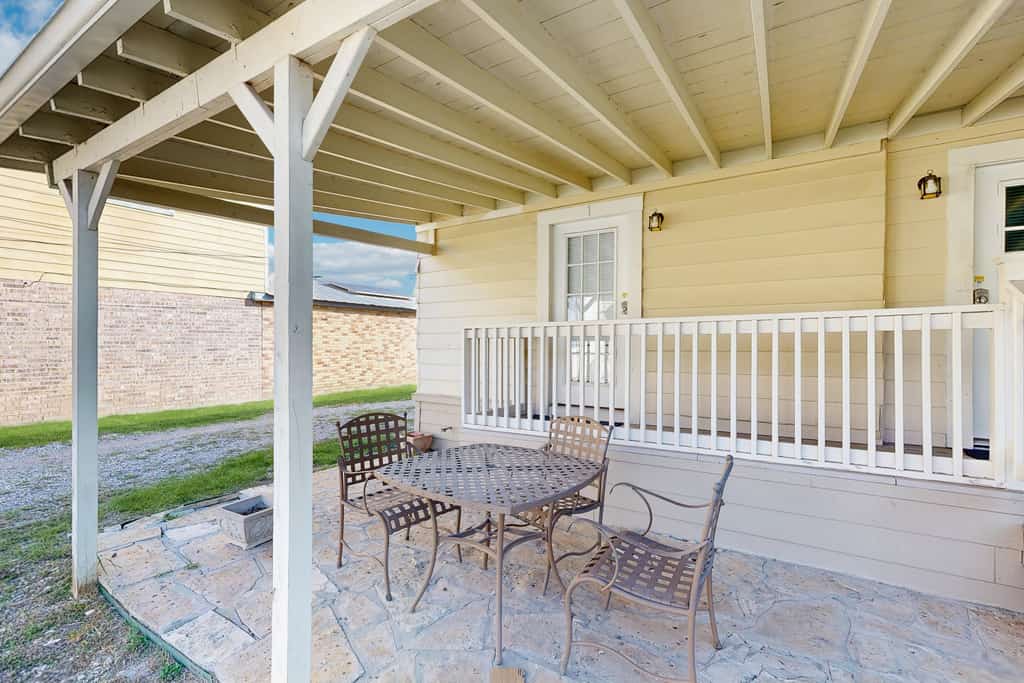 Downtown duplex with patio, enclosed backyard, washer/dryer, streaming, AC, WiFi
