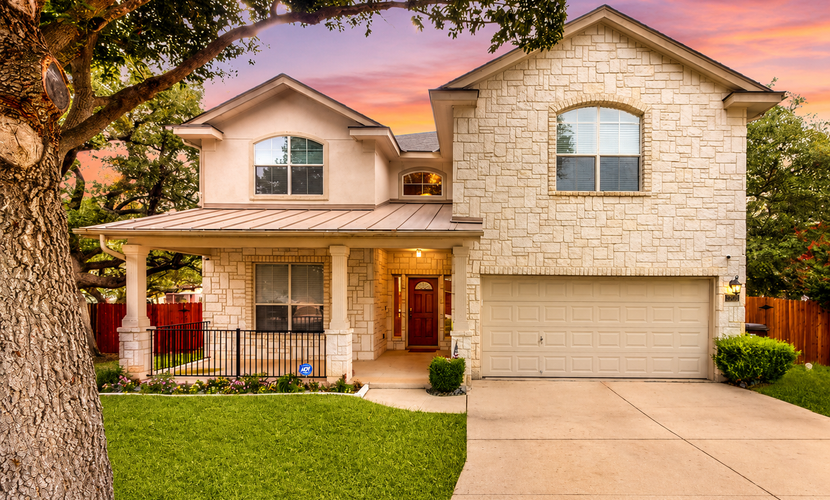 2-story house with back patio, grill, streaming, washer/dryer, & 2 living areas