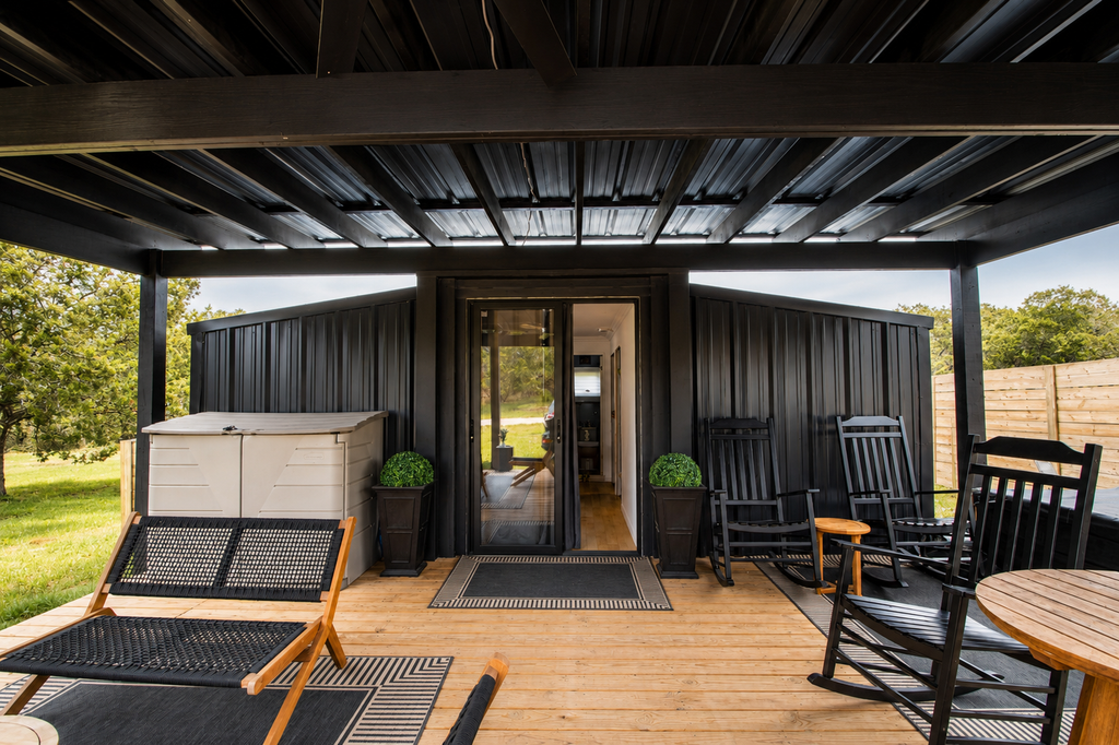 Modern Hill Country Tiny house with kitchen, WIFI, private patio and hot tub