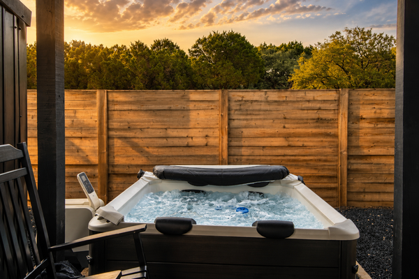 Modern Hill Country Tiny house with kitchen, WIFI, private patio and hot tub