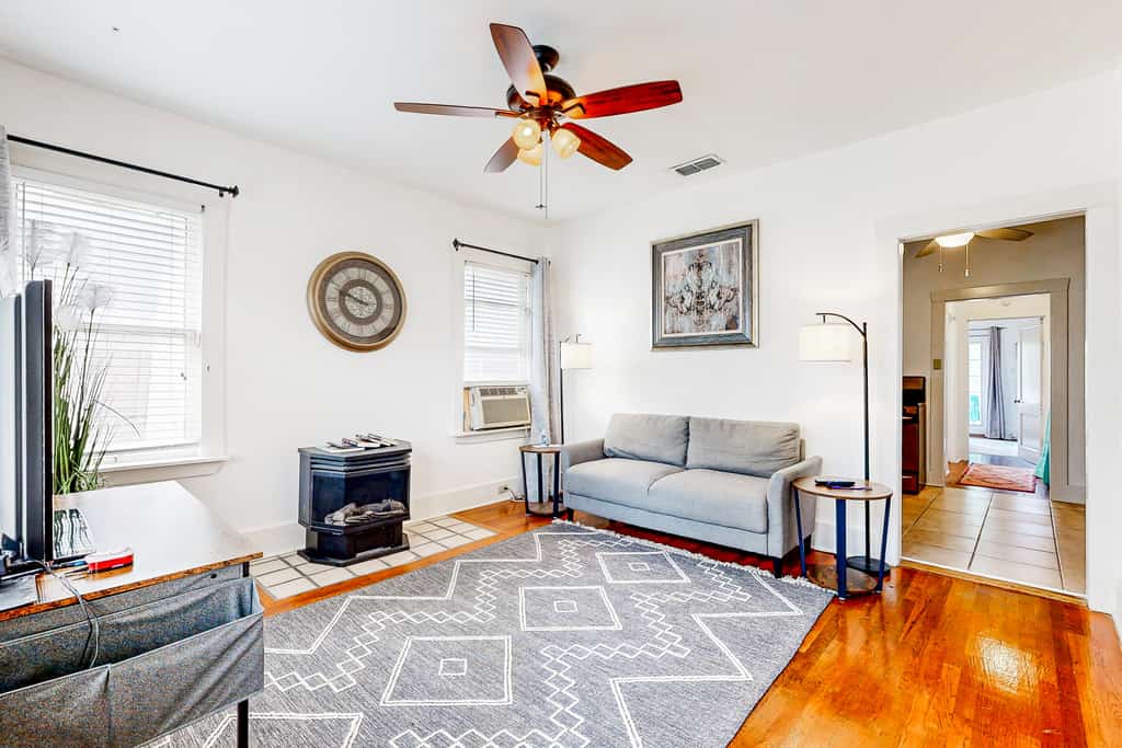 One bedroom cozy retreat by the Pearl and the vibrant St. Mary