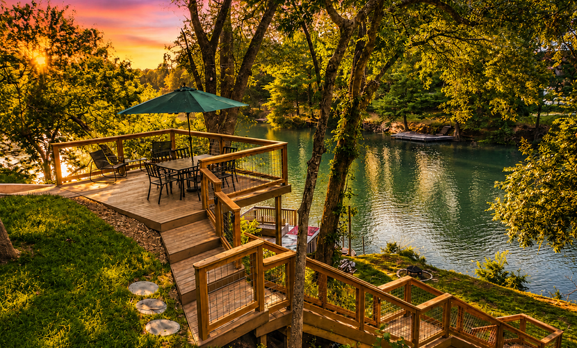 Stunning Rivrefront 3BR with Hot tub, water view!