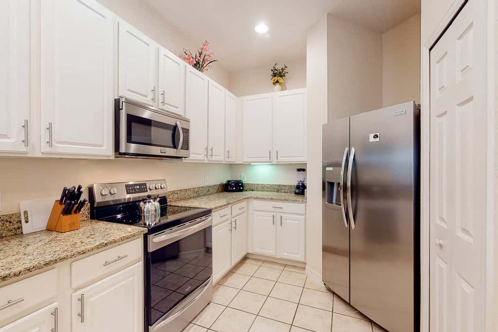 1st-floor condo with sauna, restaurant, gym & pools