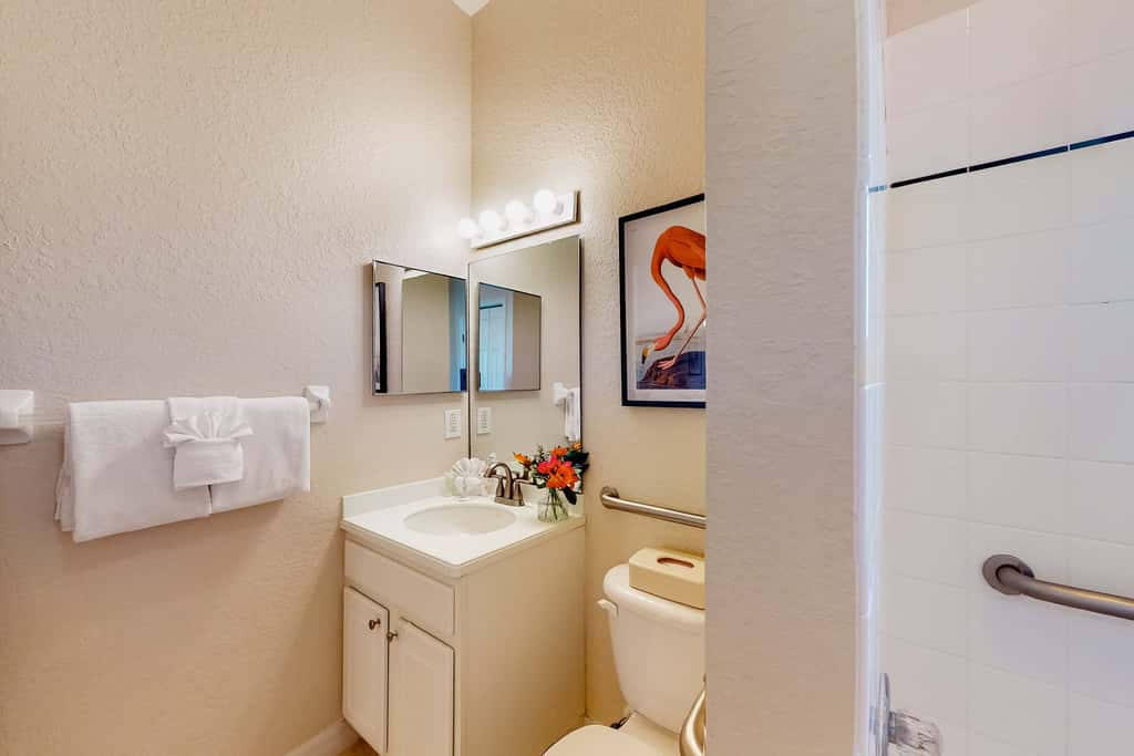 1st-floor condo with sauna, restaurant, gym & pools