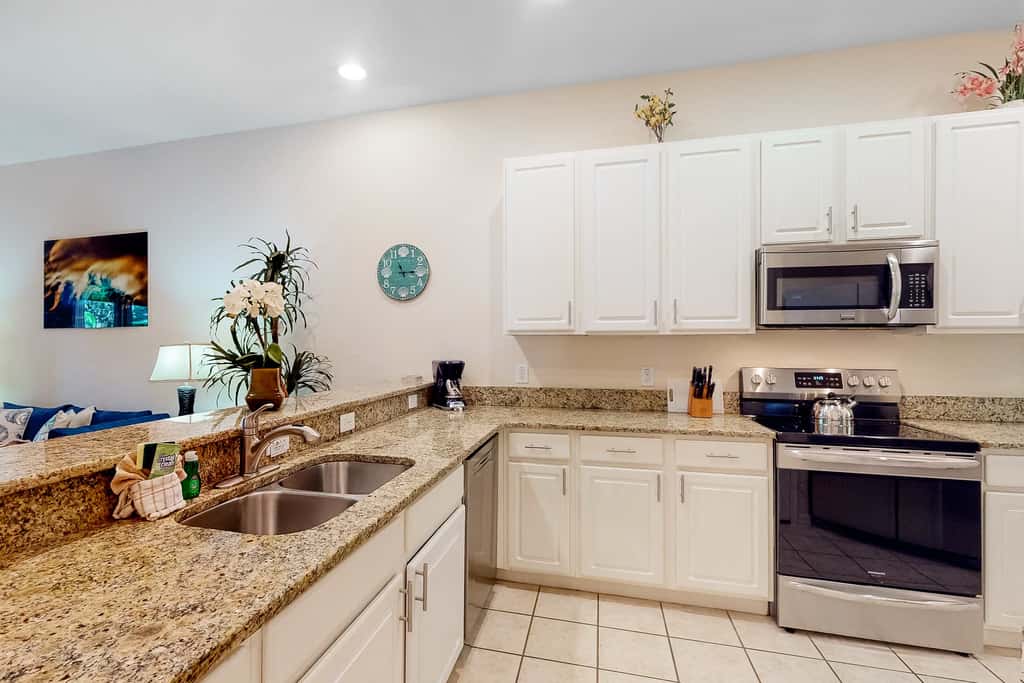 1st-floor condo with sauna, restaurant, gym & pools