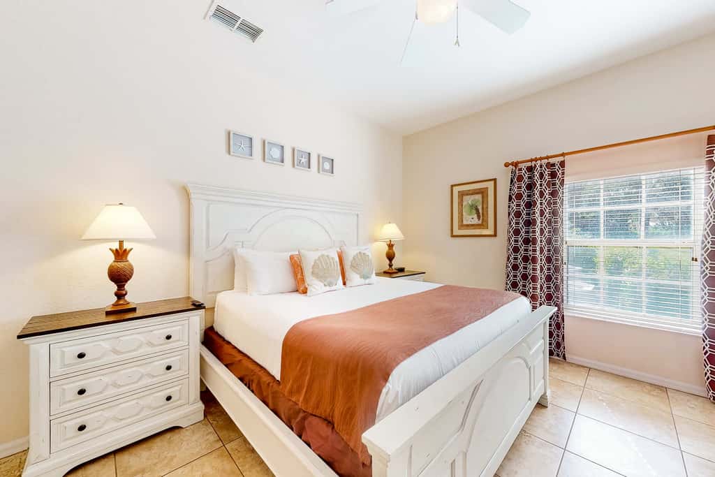 1st-floor condo with sauna, restaurant, gym & pools
