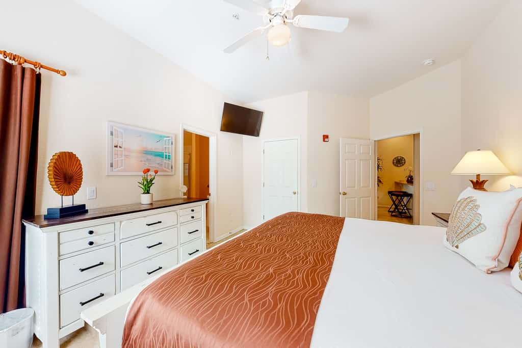 1st-floor condo with sauna, restaurant, gym & pools