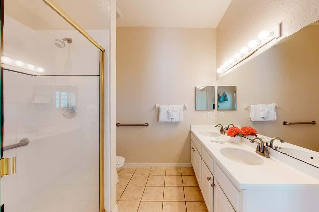 1st-floor condo with sauna, restaurant, gym & pools