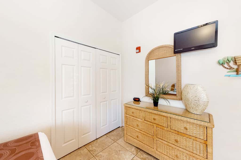 1st-floor condo with sauna, restaurant, gym & pools