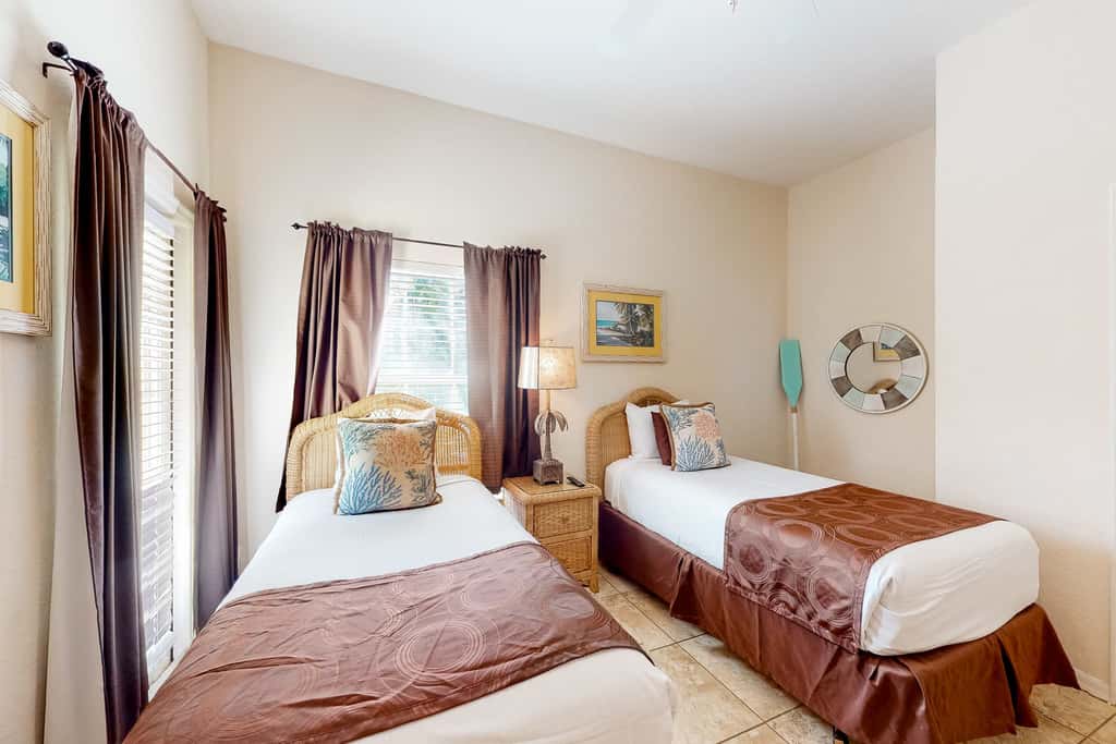 1st-floor condo with sauna, restaurant, gym & pools