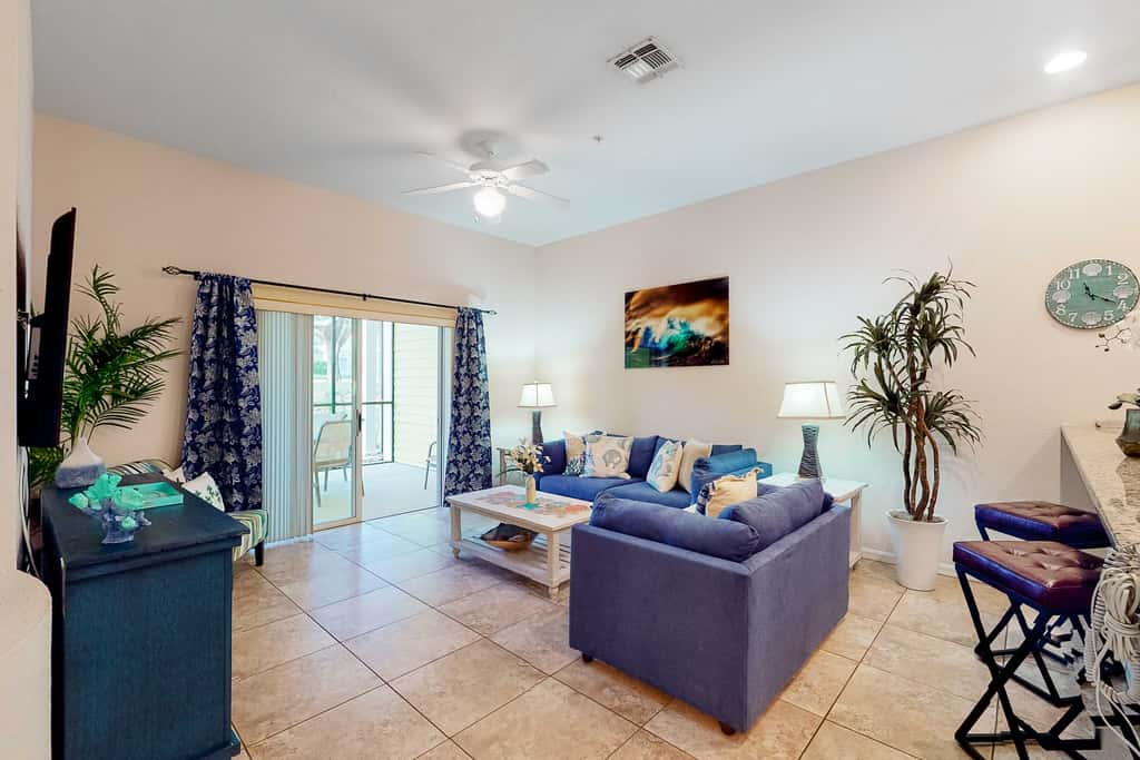 1st-floor condo with sauna, restaurant, gym & pools