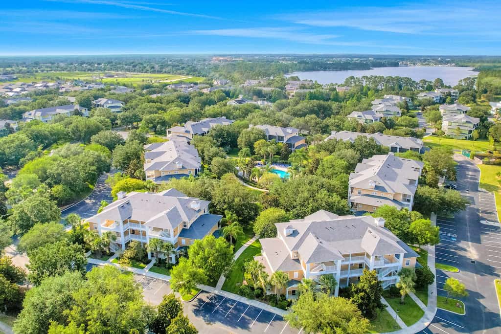 1st-floor condo with sauna, restaurant, gym & pools