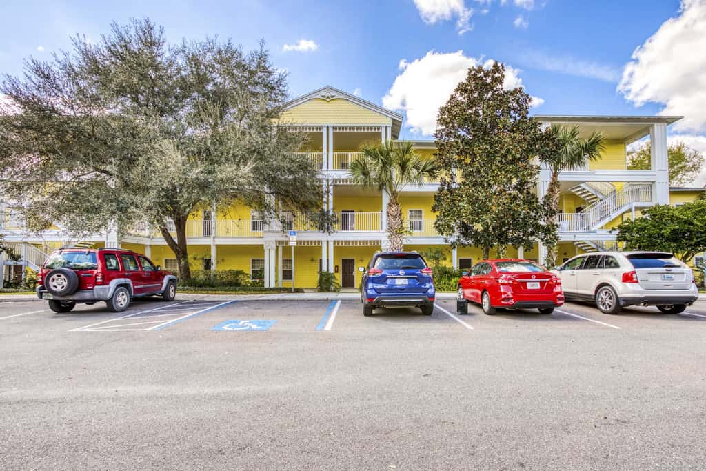 1st-floor condo with sauna, restaurant, gym & pools