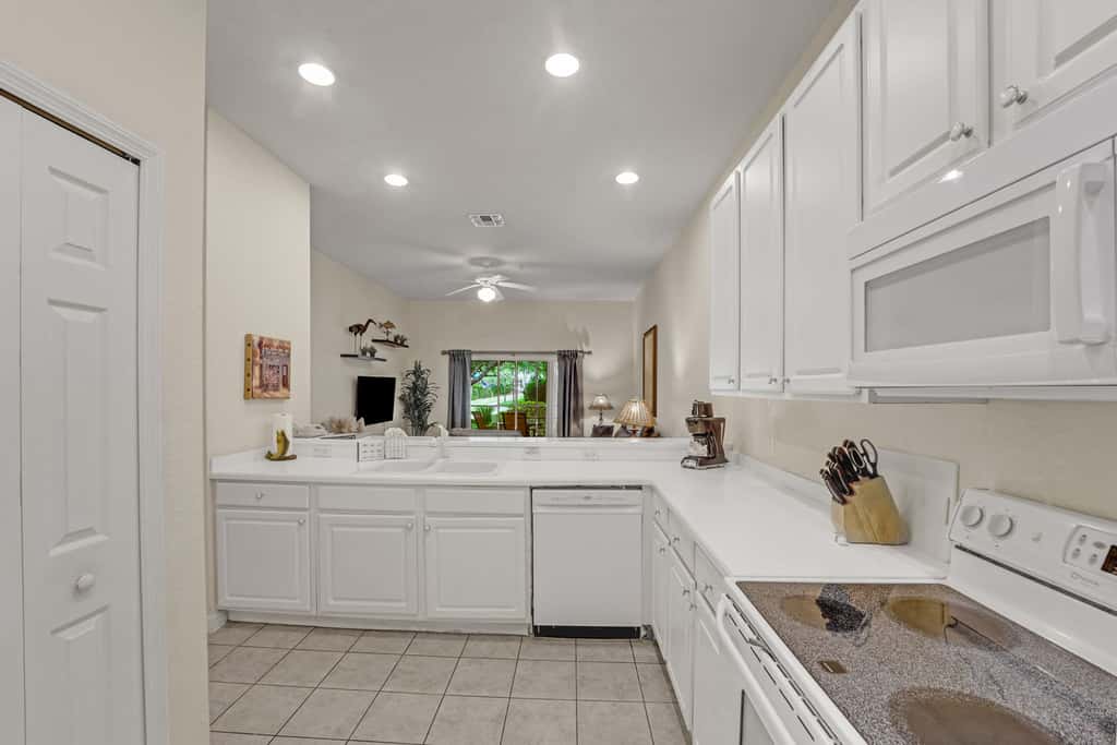 1st floor condo w/ basketball court, near theme parks, restaurant, pools